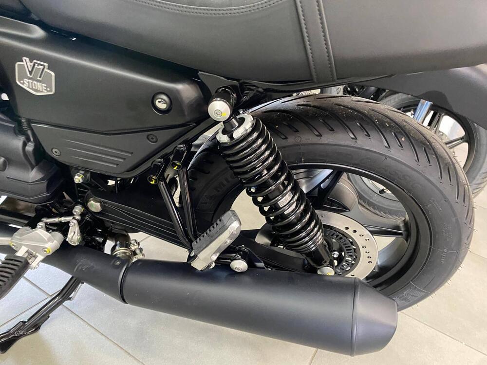 Moto Guzzi V7 Stone (2025 - 26) (8)