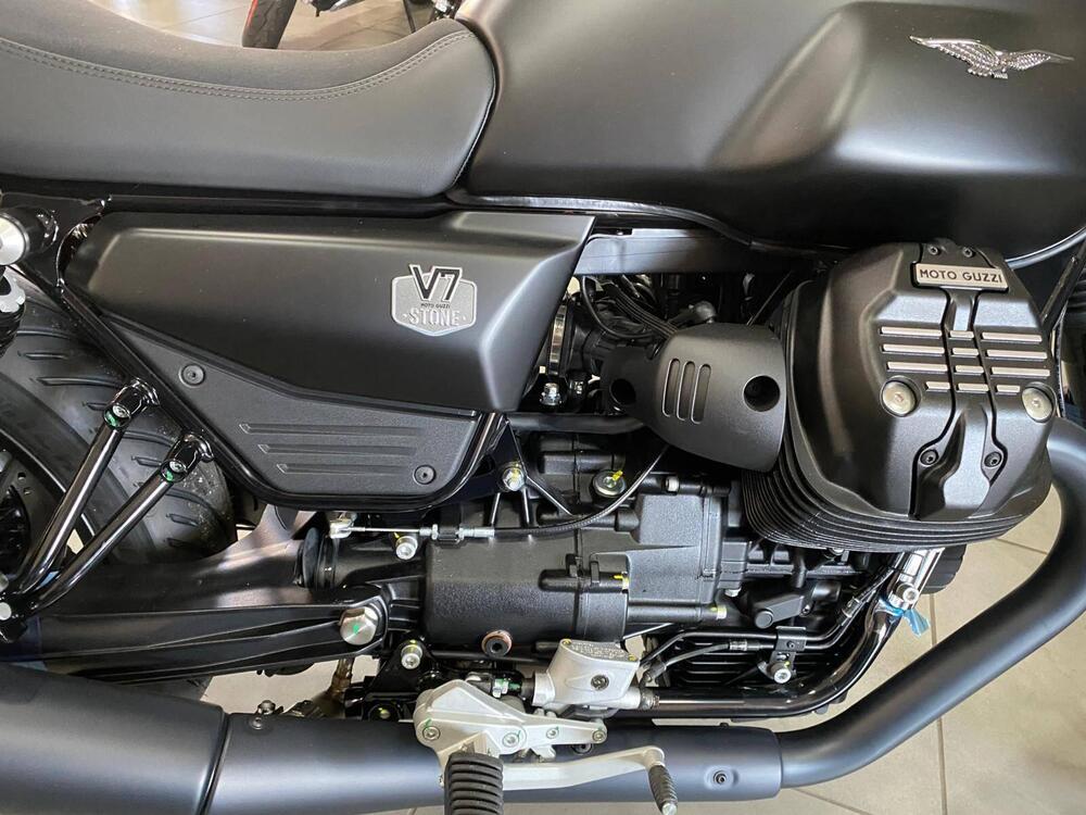 Moto Guzzi V7 Stone (2025 - 26) (9)