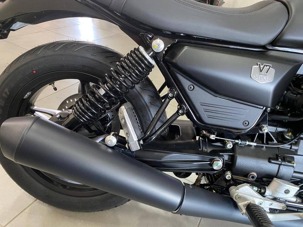 Moto Guzzi V7 Stone (2025) (4)