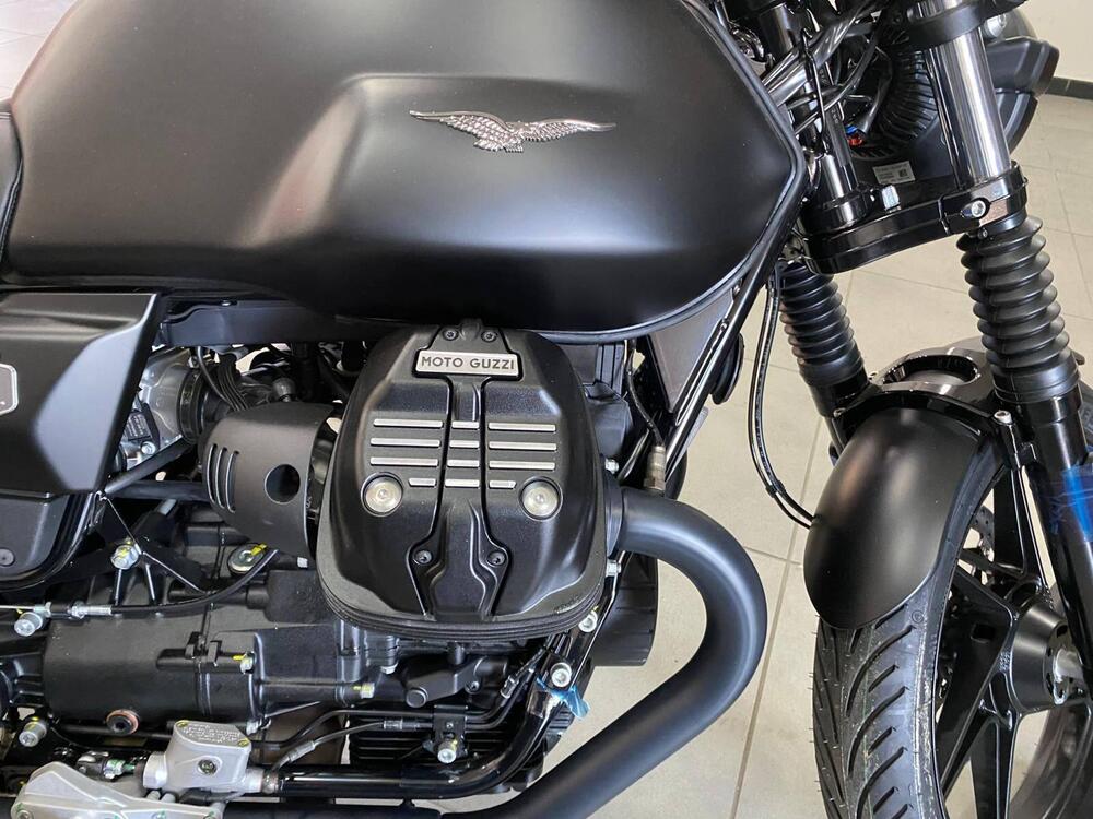 Moto Guzzi V7 Stone (2025) (5)
