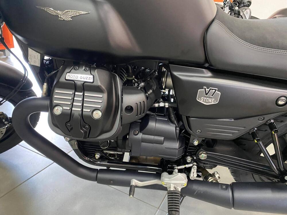 Moto Guzzi V7 Stone (2025) (10)