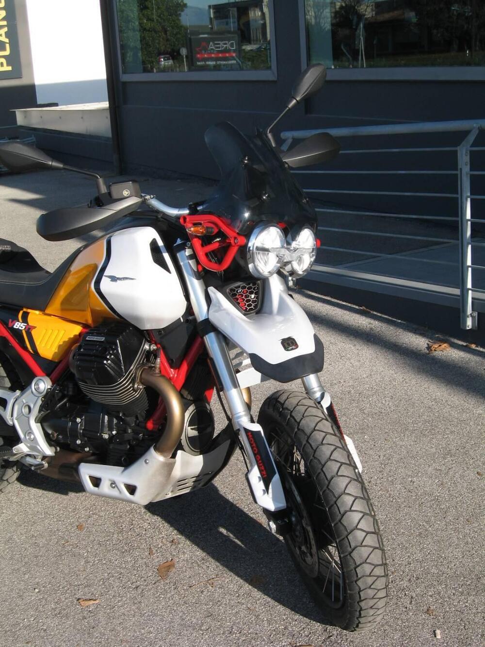 Moto Guzzi V85 TT Evocative Graphics (2021 - 23) (2)