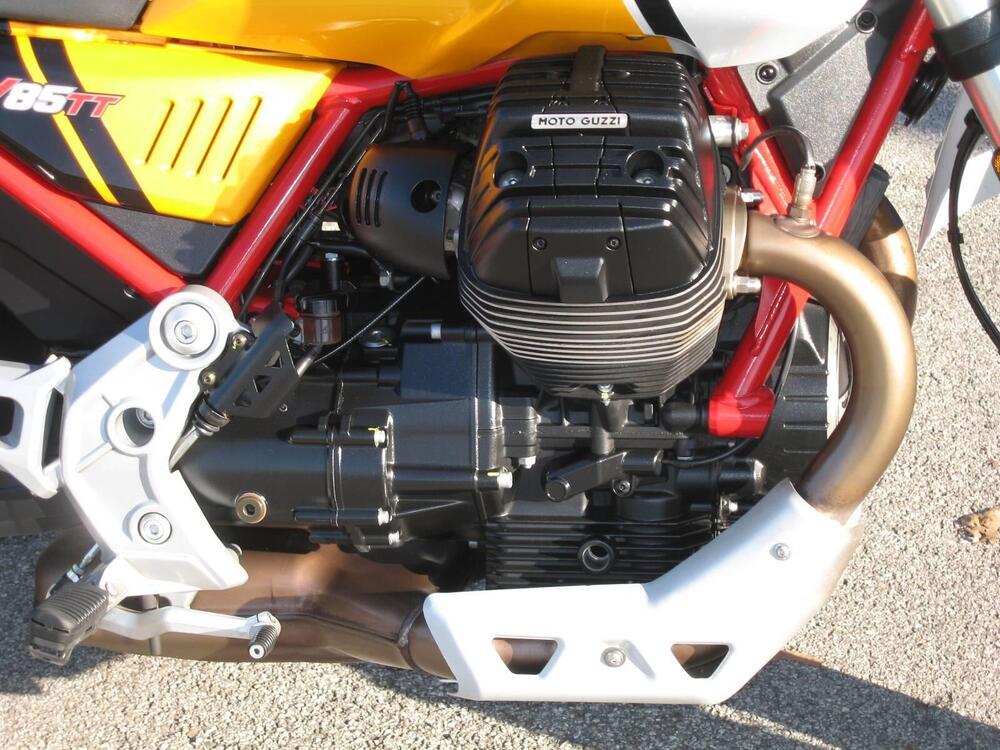 Moto Guzzi V85 TT Evocative Graphics (2021 - 23) (3)