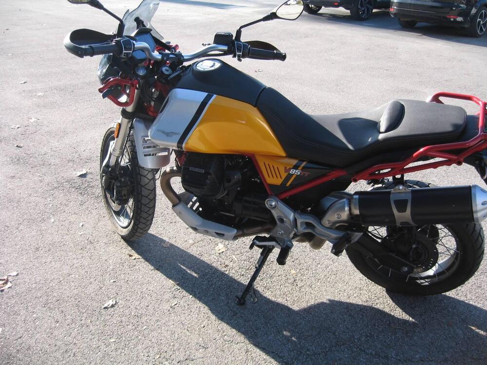 Moto Guzzi V85 TT Evocative Graphics (2021 - 23) (5)
