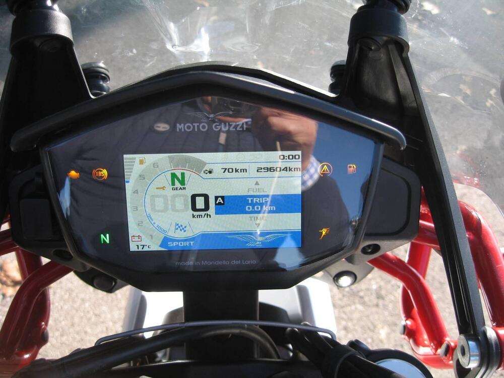 Moto Guzzi V85 TT Evocative Graphics (2021 - 23) (6)