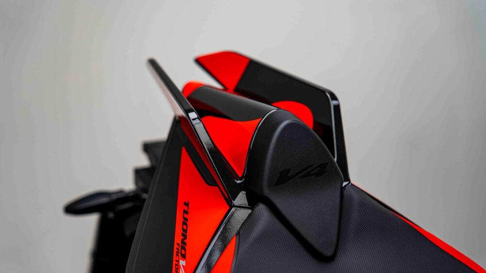 Aprilia Tuono V4 Factory (2025) (10)