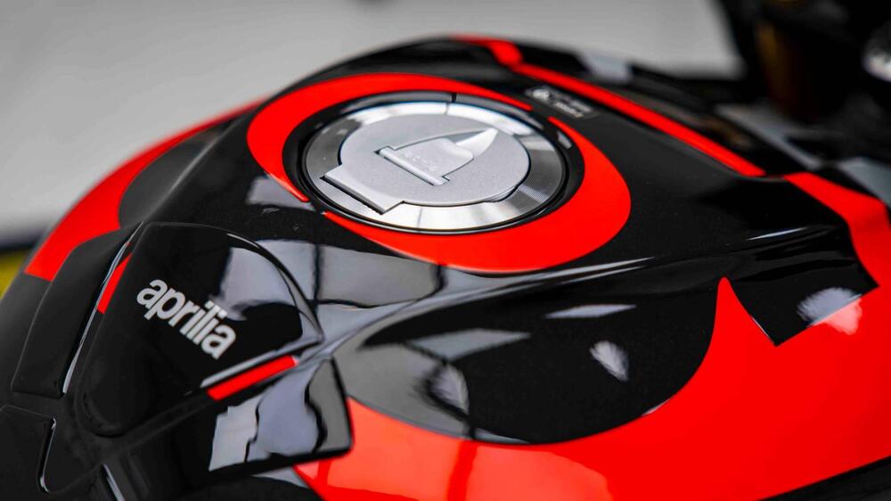 Aprilia Tuono V4 Factory (2025) (11)