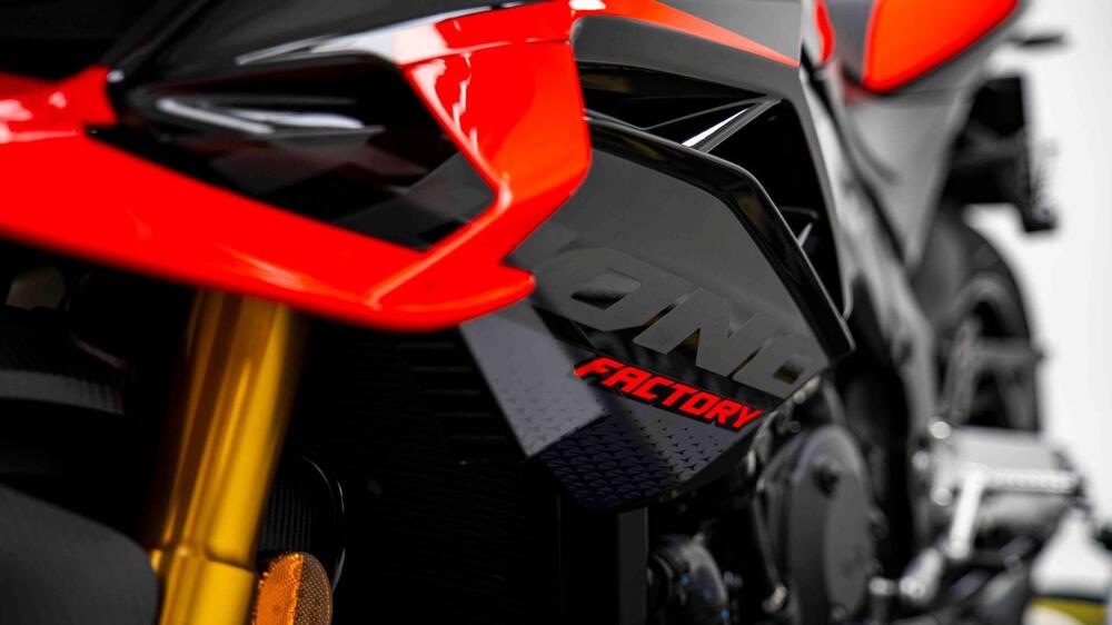 Aprilia Tuono V4 Factory (2025) (16)