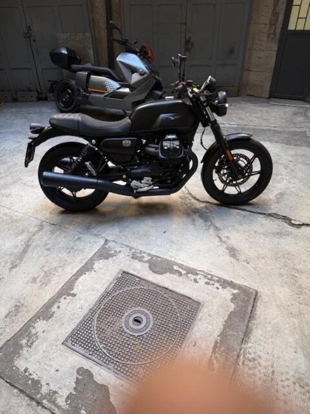 Moto Guzzi V7 Stone (2025) (2)