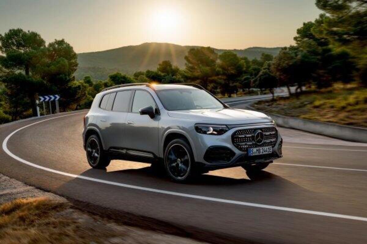 Nuova Mercedes GLB: il SUV a 7 posti si rinnova e diventa elettrico [VIDEO]