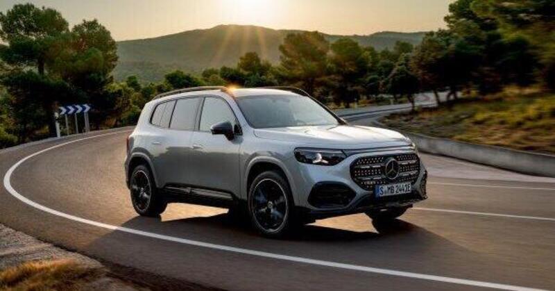 Nuova Mercedes GLB: il SUV a 7 posti si rinnova e diventa elettrico [VIDEO]