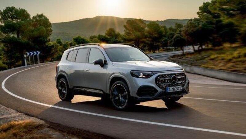 Nuova Mercedes GLB: il SUV a 7 posti si rinnova e diventa elettrico [VIDEO]