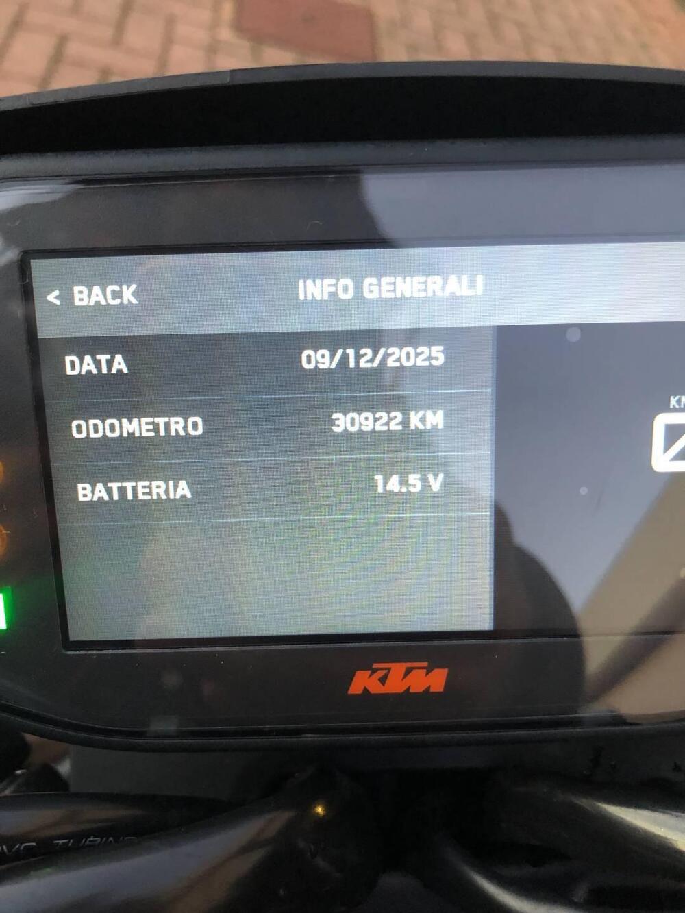 KTM 890 Duke R (2021) (4)