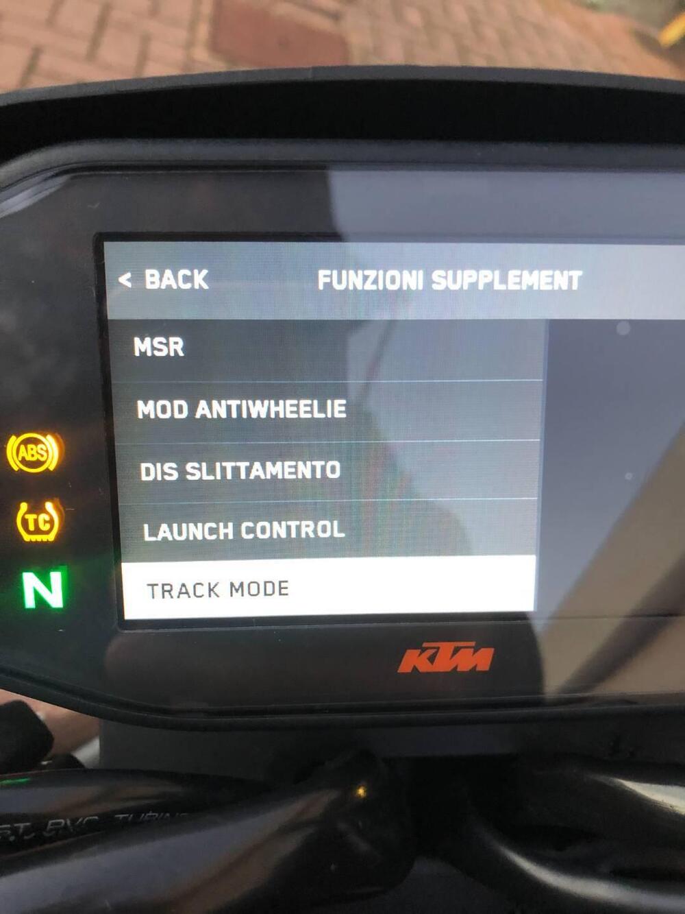 KTM 890 Duke R (2021) (6)