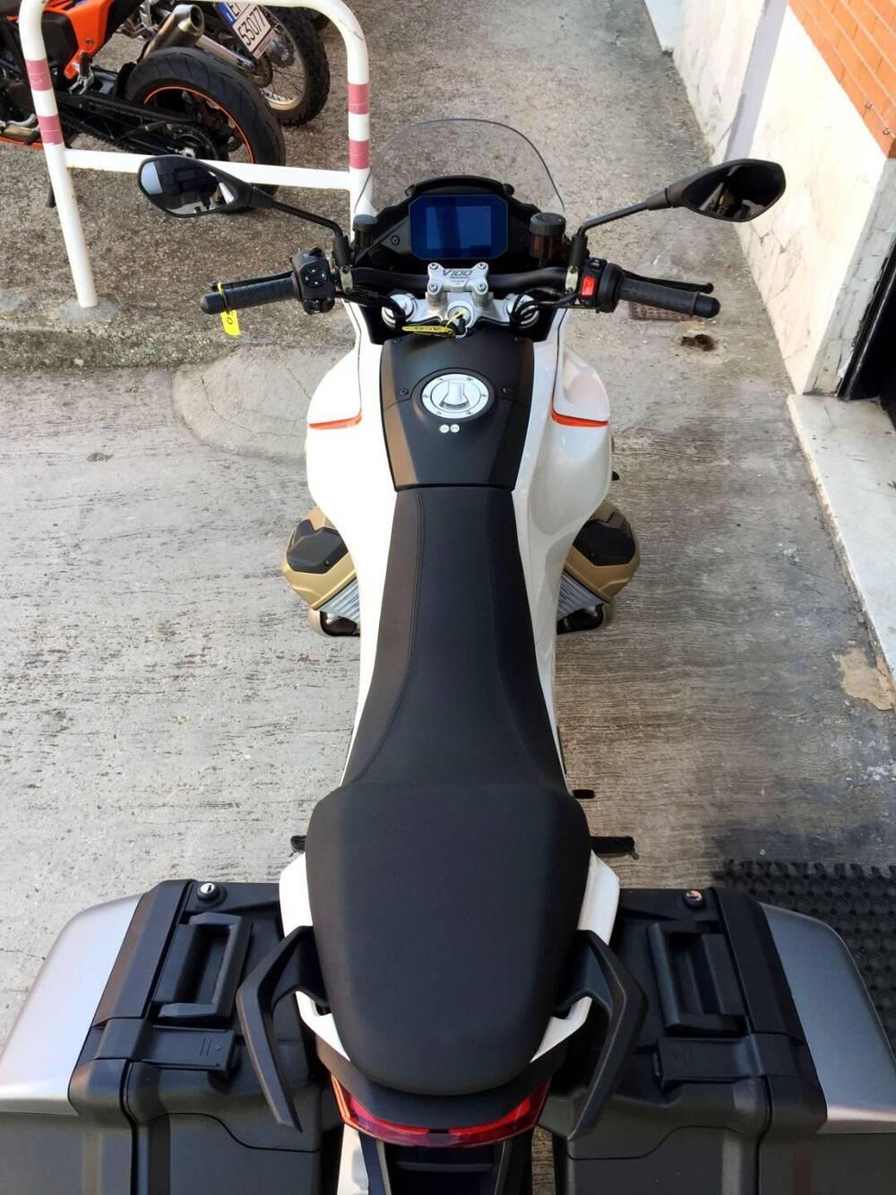 Moto Guzzi V100 Mandello (2022 - 24) (9)