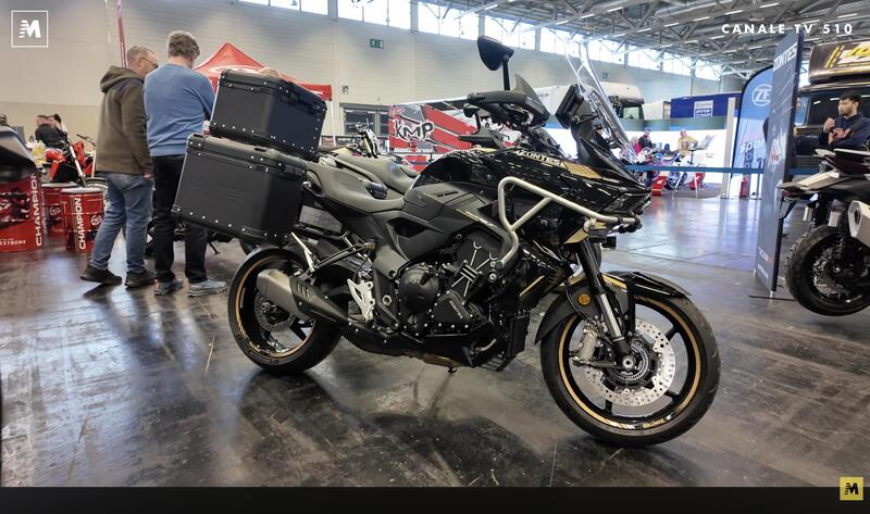 Intermot 2025: la nuova crossover Zontes 703T e la Triumph Street Triple RX viste da vicino [VIDEO]