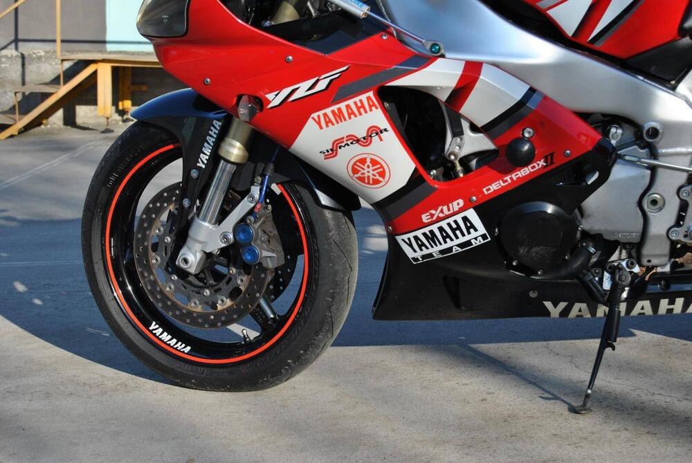 Yamaha YZF R1 (2000 - 01) (9)
