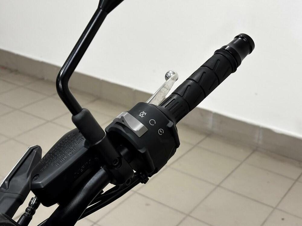 Kawasaki Z 900 (2025 - 26) (11)