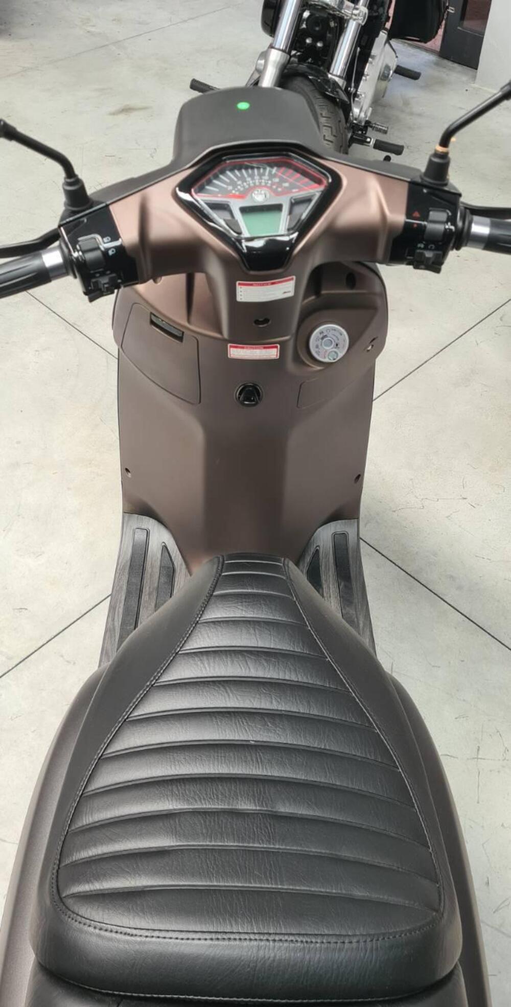 Keeway Motor Sixties 300i (2023 - 25) (4)