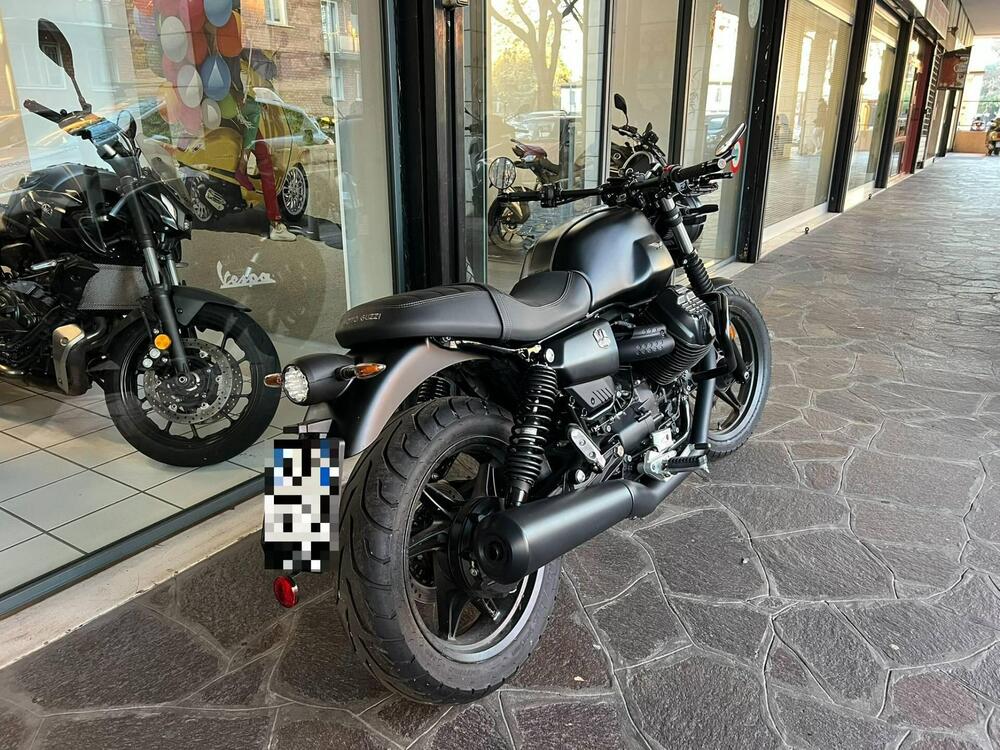Moto Guzzi V7 Stone (2021 - 24) (3)