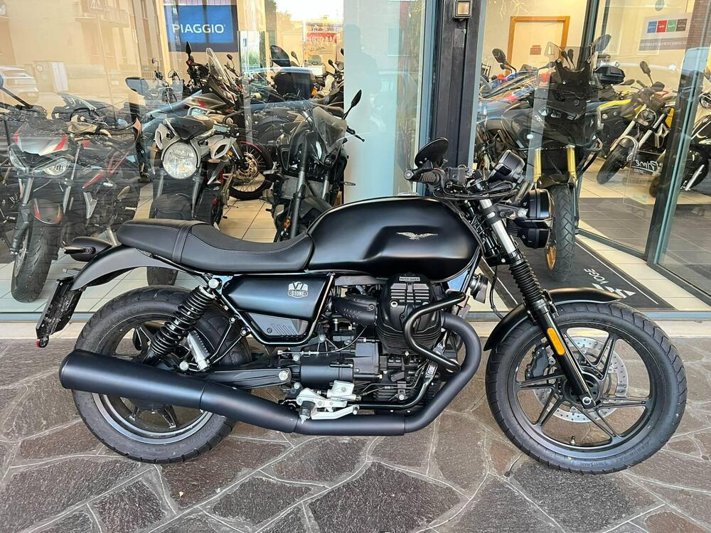 Moto Guzzi V7 Stone (2021 - 24)