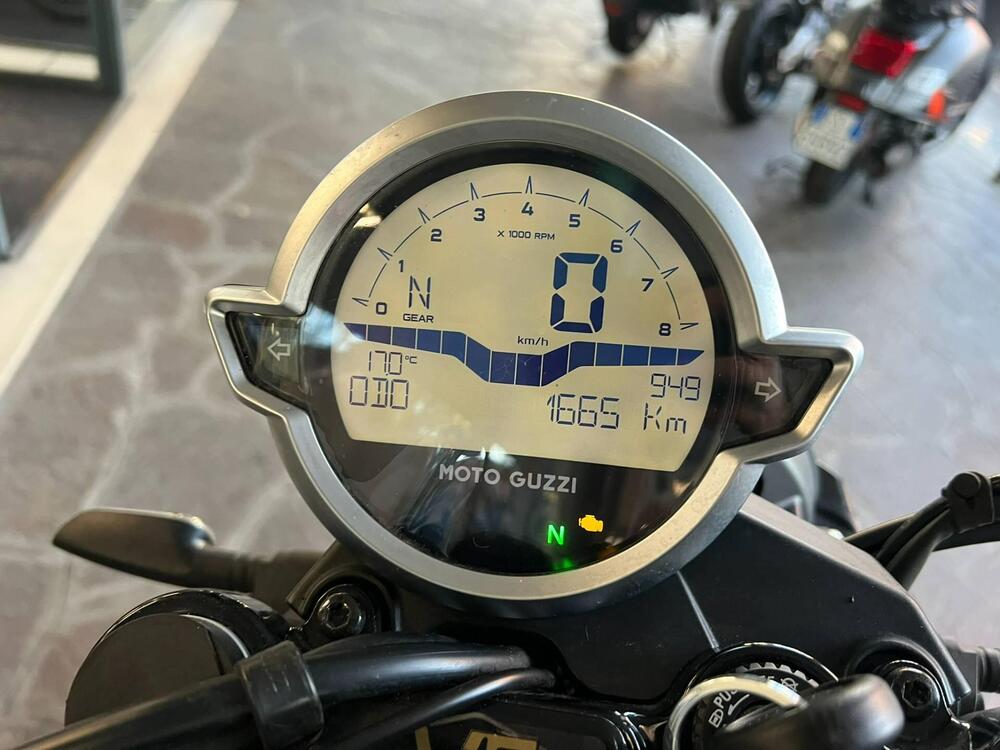 Moto Guzzi V7 Stone (2021 - 24) (4)