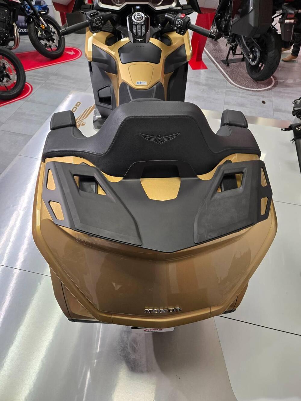 Honda GL 1800 Gold Wing Tour 50° Anniversario (2025 - 26) (5)