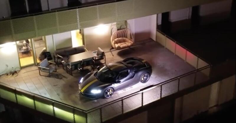 Parcheggia la Ferrari da 300.000 euro sul balcone di casa: &quot;Volevo una teca di vetro illuminata&quot;. Poi arriva la polizia