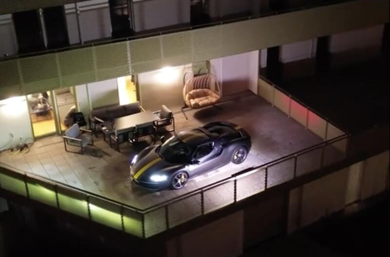 Parcheggia la Ferrari da 300.000 euro sul balcone di casa: "Volevo una teca di vetro illuminata". Poi arriva la polizia
