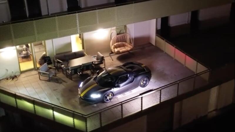 Parcheggia la Ferrari da 300.000 euro sul balcone di casa: &quot;Volevo una teca di vetro illuminata&quot;. Poi arriva la polizia