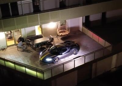 Parcheggia la Ferrari da 300.000 euro sul balcone di casa: Volevo una teca di vetro illuminata. Poi arriva la polizia