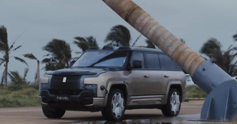 Un tronco da 2 tonnellate sul tetto: il test di BYD sulla Yangwang U8L lascia tutti a bocca aperta (VIDEO)