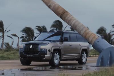 Un tronco da 2 tonnellate sul tetto: il test di BYD sulla Yangwang U8L lascia tutti a bocca aperta (VIDEO)