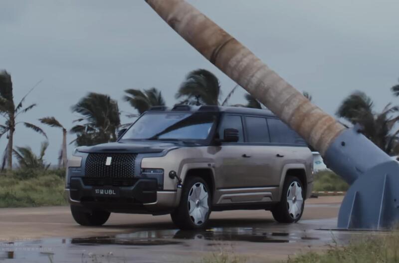 Un tronco da 2 tonnellate sul tetto: il test di BYD sulla Yangwang U8L lascia tutti a bocca aperta (VIDEO)