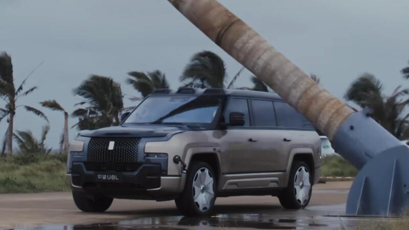 Un tronco da 2 tonnellate sul tetto: il test di BYD sulla Yangwang U8L lascia tutti a bocca aperta (VIDEO)