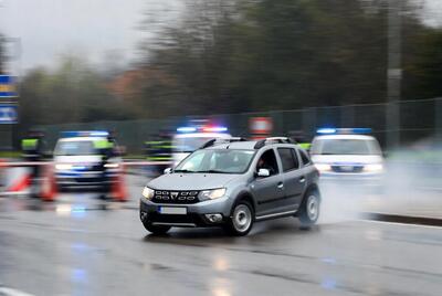 Ubriaco prova a driftare davanti alla polizia, Dacia finisce contro una BMW