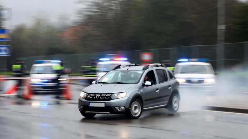 Ubriaco prova a driftare davanti alla polizia, Dacia finisce contro una BMW