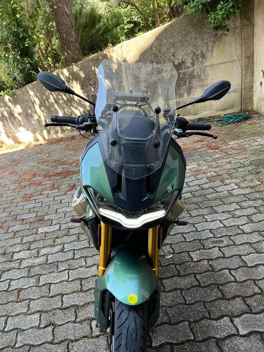 Moto Guzzi V100 Mandello S (2022 - 24)