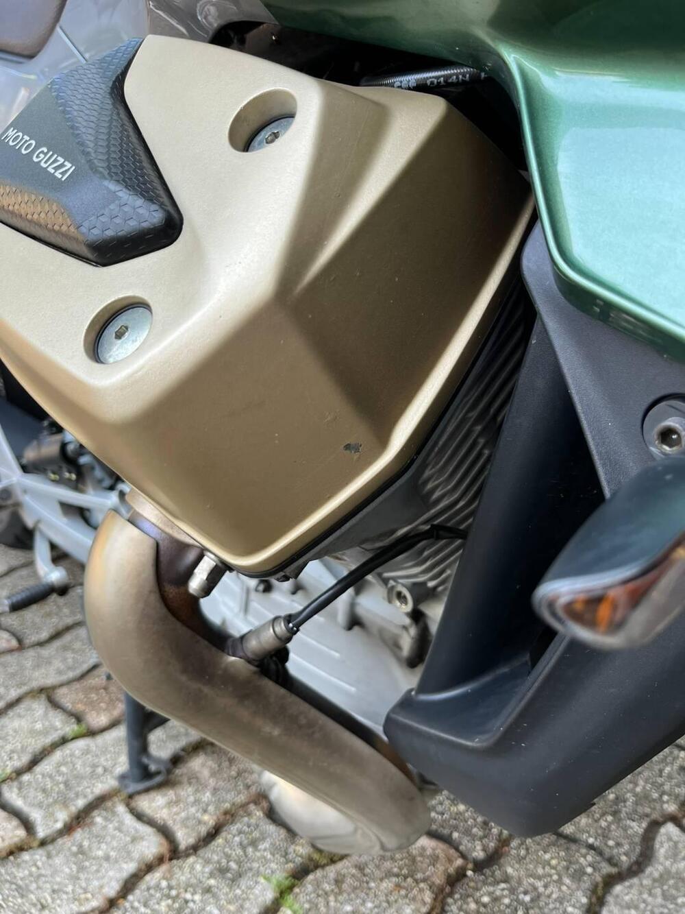 Moto Guzzi V100 Mandello S (2022 - 24) (8)