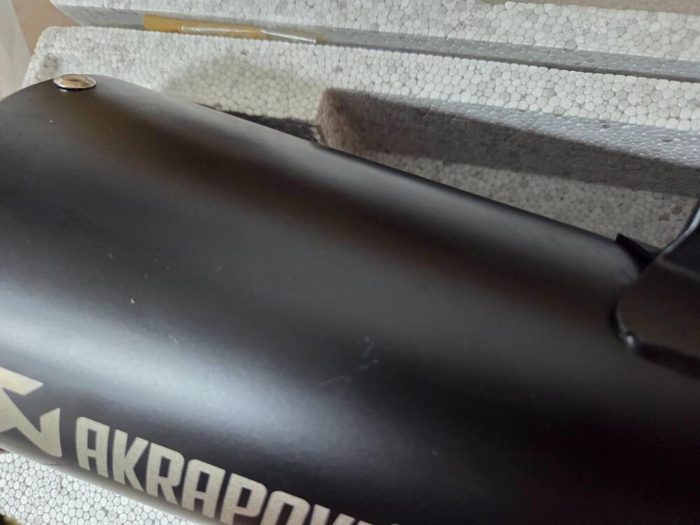 AKRAPOVIČ "SLIP-ON LINE" USATO SOLO PER ESPOSIZION Akrapovic (4)