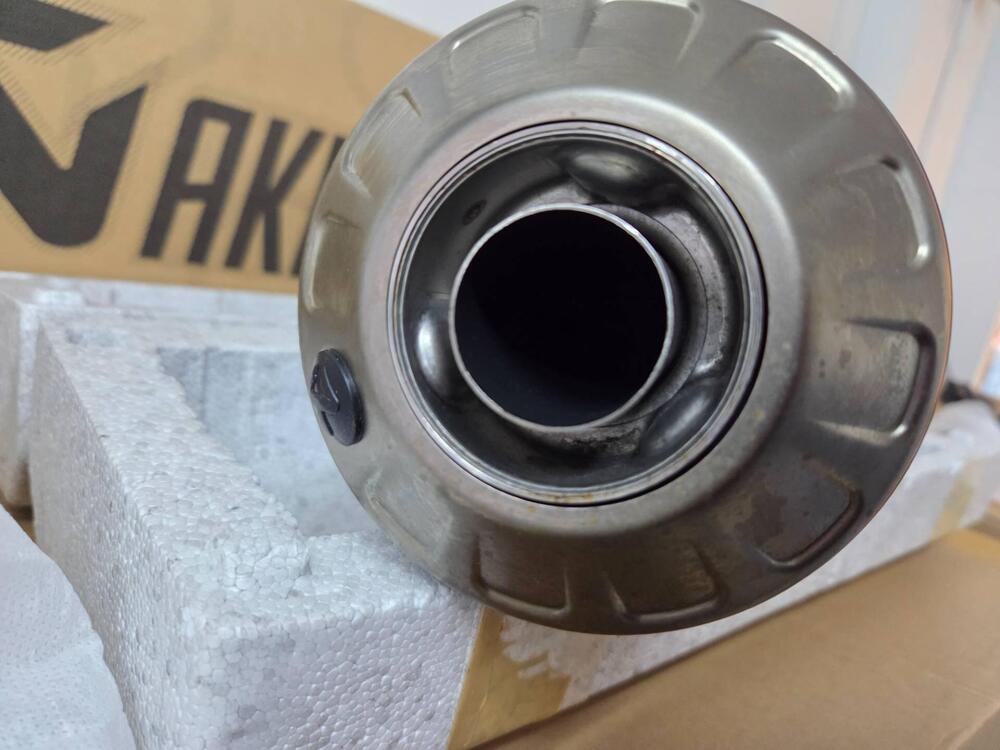 AKRAPOVIČ "SLIP-ON LINE" USATO SOLO PER ESPOSIZION Akrapovic (5)