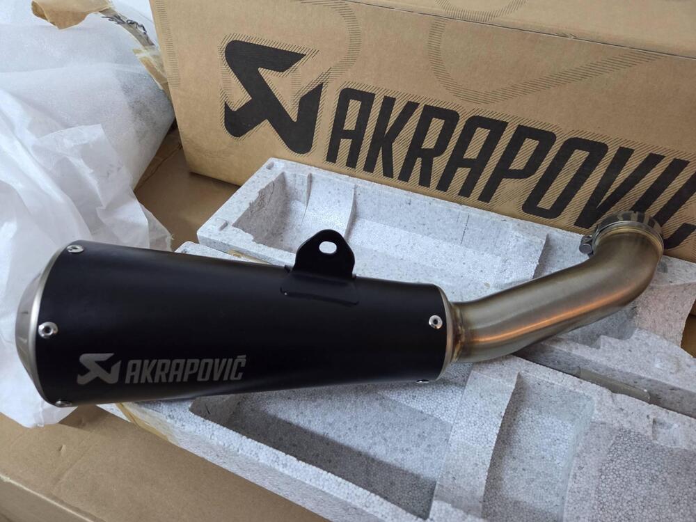 AKRAPOVIČ "SLIP-ON LINE" USATO SOLO PER ESPOSIZION Akrapovic (3)