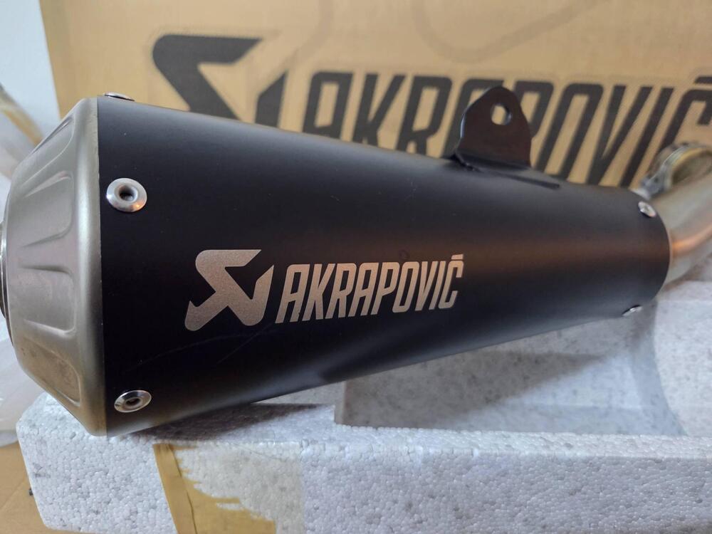 AKRAPOVIČ "SLIP-ON LINE" USATO SOLO PER ESPOSIZION Akrapovic (2)