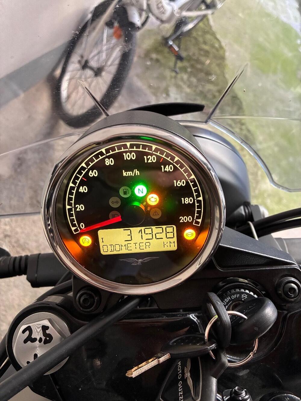 Moto Guzzi V7 III Stone (2017 - 20) (4)