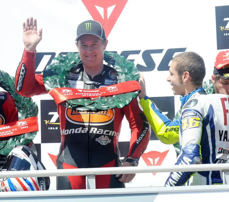 Jhon McGuinness riceve i complimenti da Valentino Rossi. 2009, gara Superbike