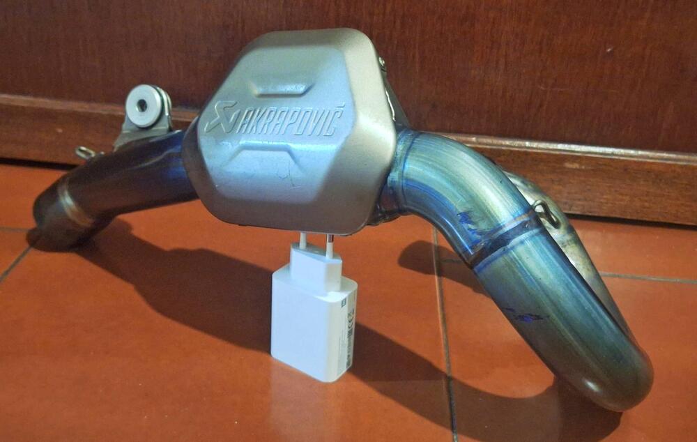 AKRAPOVIC EVOLUTION LINE full Titan (2)