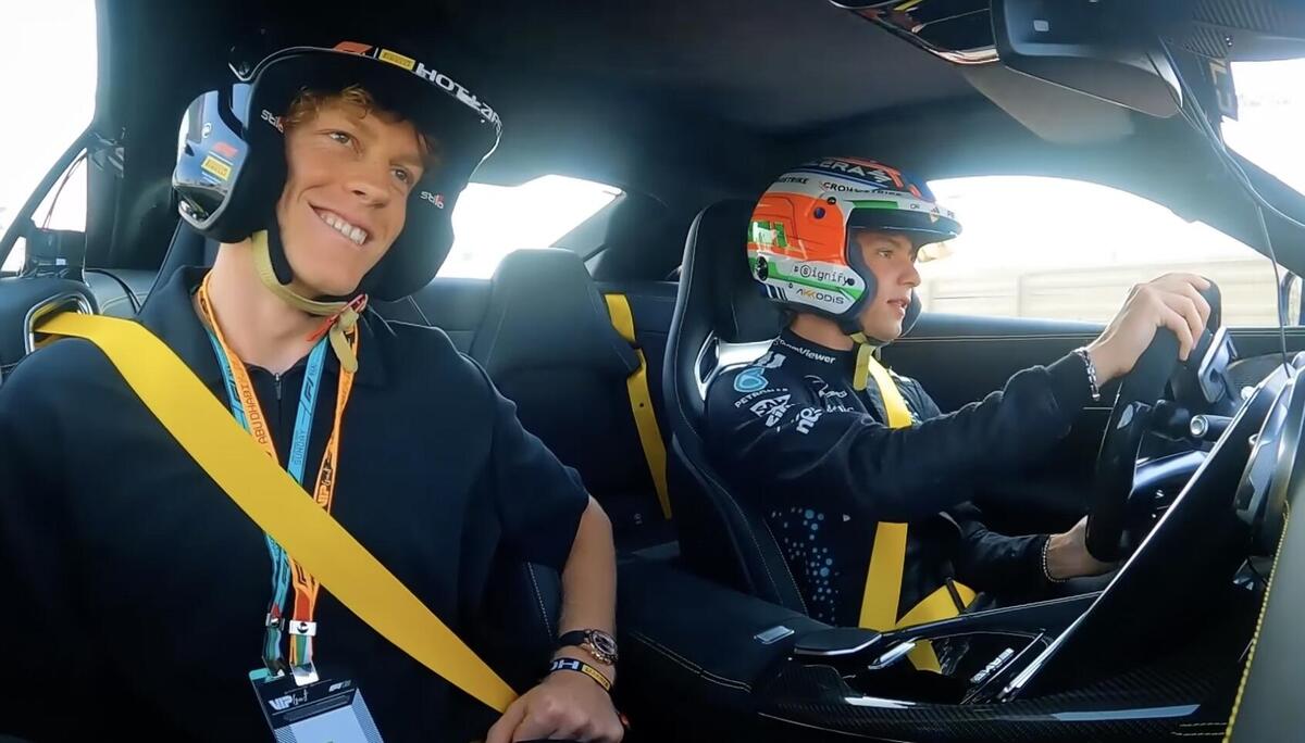 F1. Jannik Sinner e l’hot lap con Kimi Antonelli ad Abu Dhabi: “Che controllo dell’auto, è come per me con il tennis”