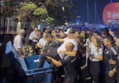 F1. Valtteri Bottas gettato nel bidone dell’immondizia: lo scherzoso addio alla Mercedes