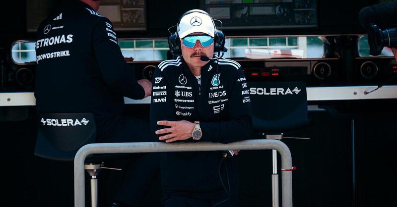 F1. Valtteri Bottas gettato nel bidone dell&rsquo;immondizia: lo scherzoso addio alla Mercedes