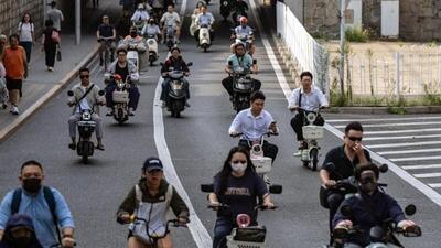 Sicurezza prima di tutto: Pechino impone il casco agli scooter elettrici